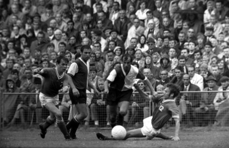 AGOVV tegen Feijenoord 0-5 KNVB-beker Coun Moulijn (tweede van rechts) in akti, Bestanddeelnr 923-7580