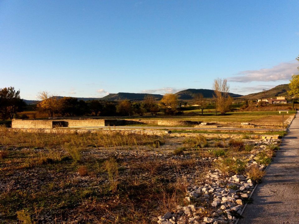 Agglomération antique d'Alba Helvorium - Murs et montagnes