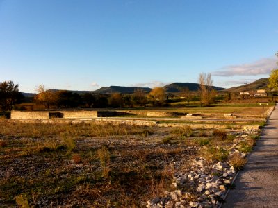 Agglomération antique d'Alba Helvorium - Murs et montagnes