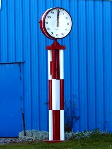 Airport clock in Le at Albert