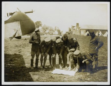 Airmen examining maps before starting on a raid, Bestanddeelnr 158-0913