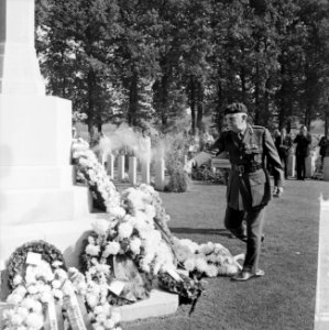 Airborne herdenking te Oosterbeek Een Engelse kolonel strooit as over de bloeme, Bestanddeelnr 915-5308