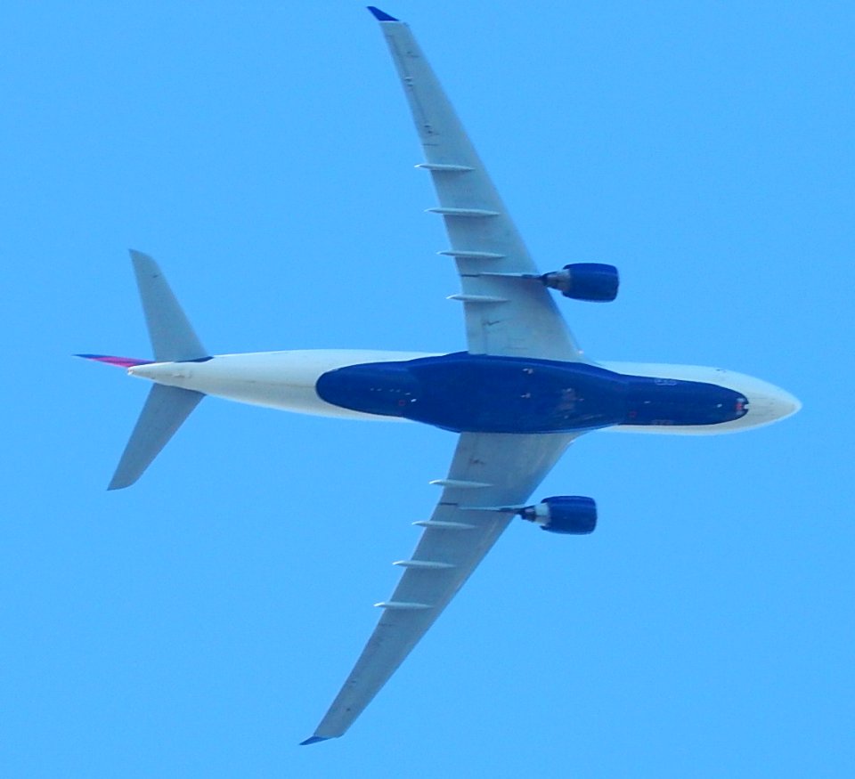 Airliner over Federal Way, WA