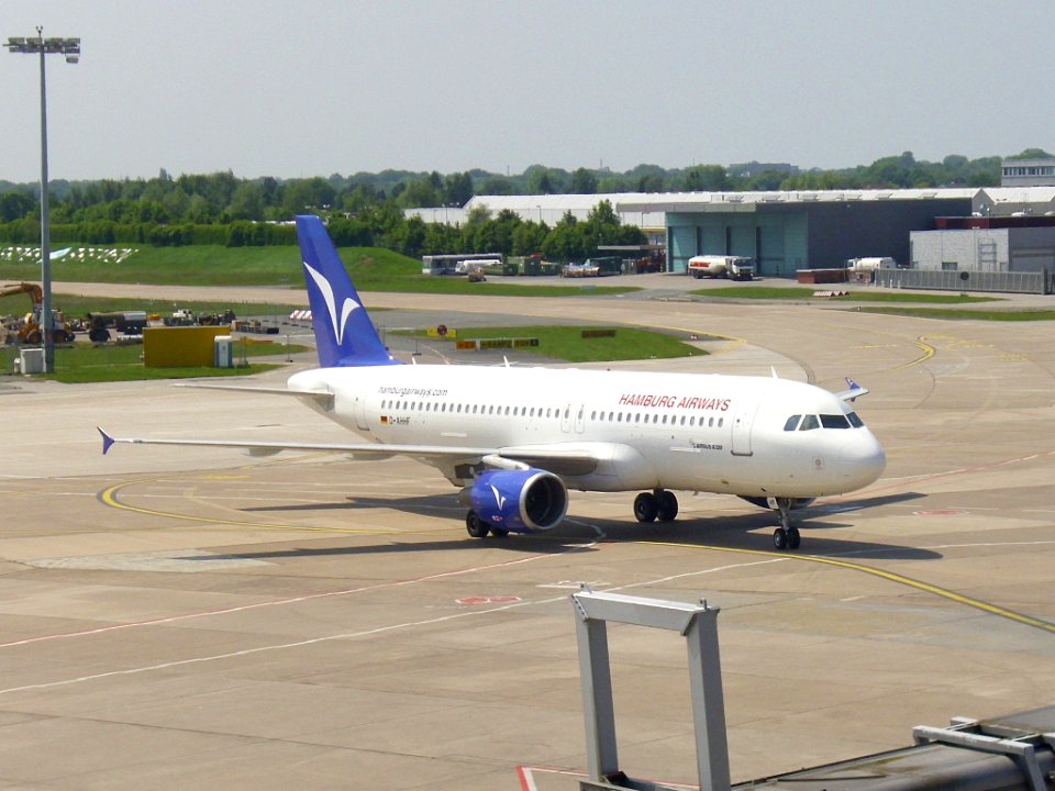 Airbus A320 HamburgAirways D-AHHF (1)