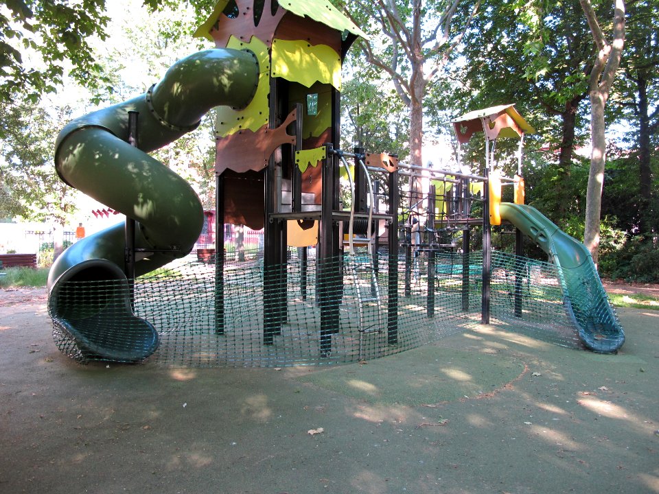 Aire de jeux interdite Courbevoie France-2