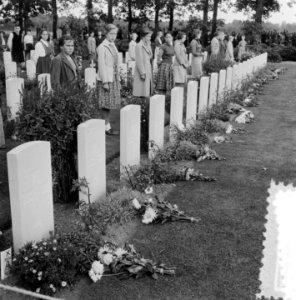 Airborne-herdenking in Oosterbeek. Kinderen met bloemen, Bestanddeelnr 905-3112