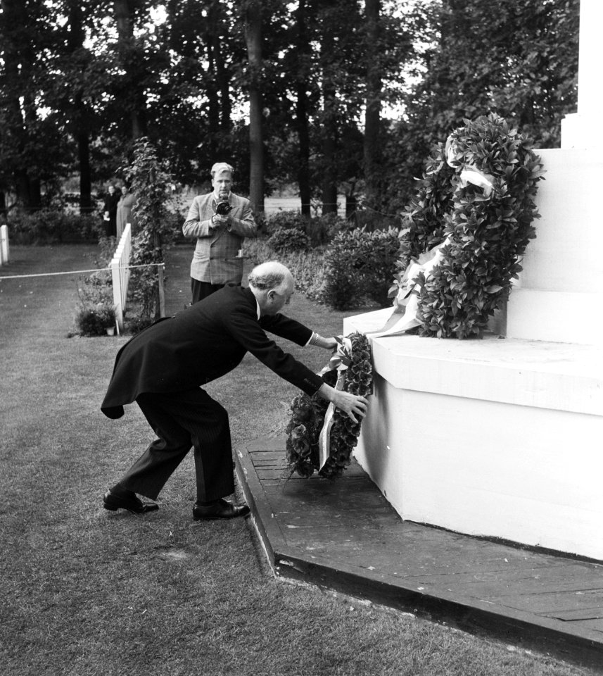 Airborne-herdenking Oosterbeek. Engelse gezant Sir Neville Butler legt krans, Bestanddeelnr 905-3115