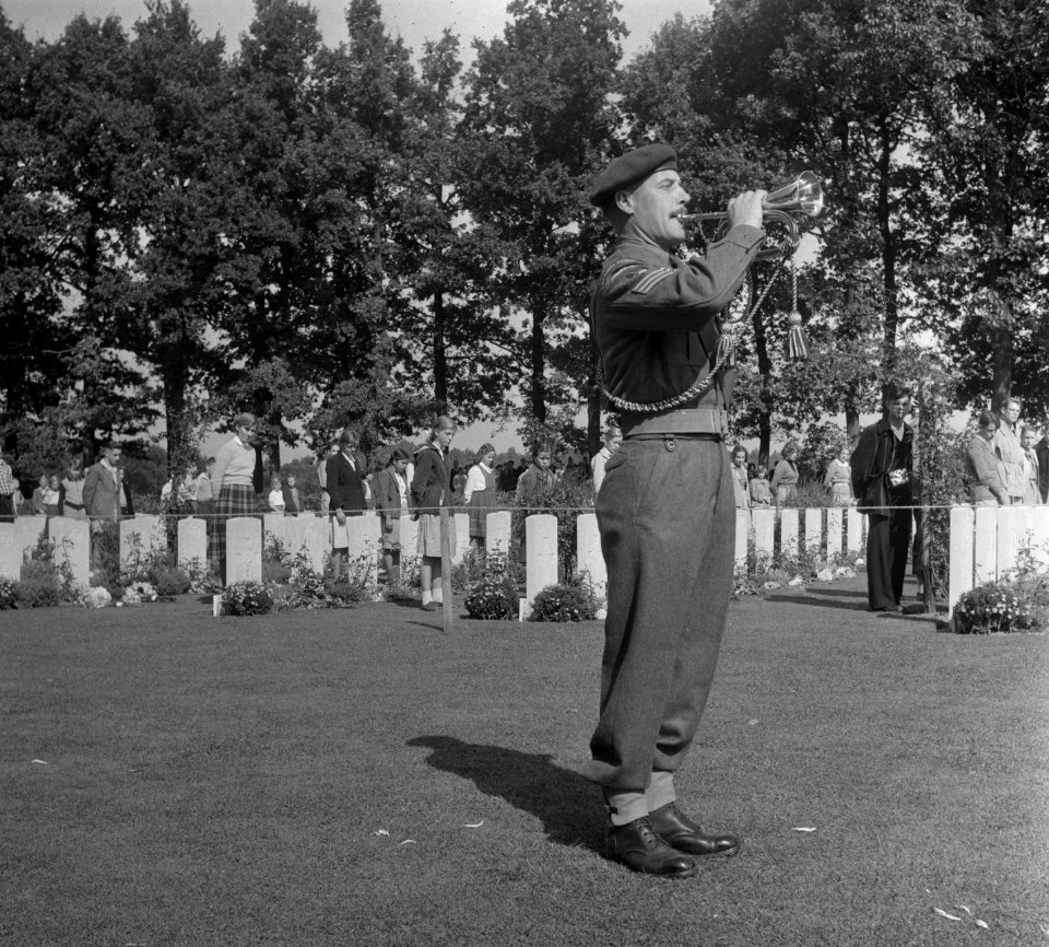 Airborne-herdenking in Oosterbeek. Het blazen van de Last Post, Bestanddeelnr 905-3109