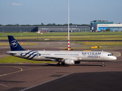 Airbus A321-111 F-GTAE Air France (6881526816) at the termac of Amsterdam Airport pic2 photo