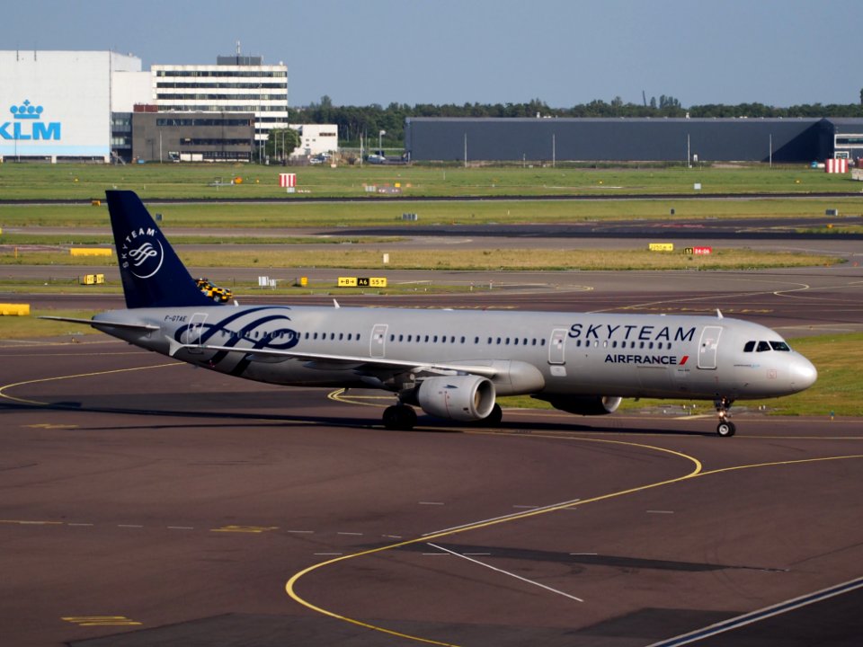 Airbus A321-111 F-GTAE Air France (6881526816) at the termac of Amsterdam Airport pic1