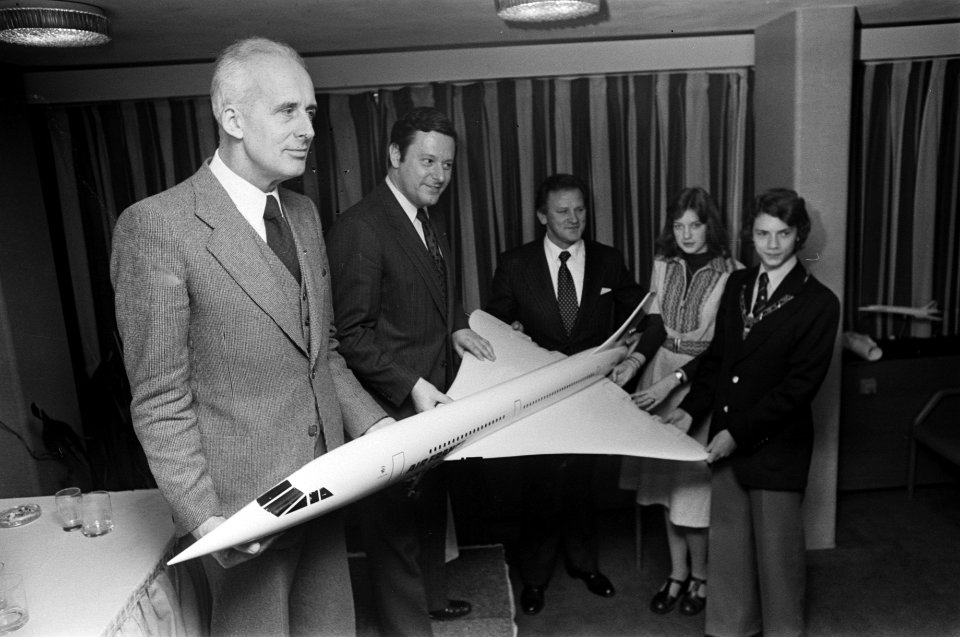 Air France schenkt model Concorde aan Madurodam vlnr gezagvoerder van Conco, Bestanddeelnr 928-3821