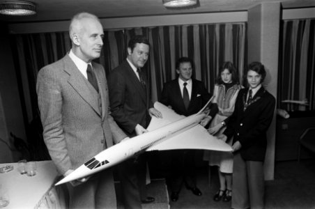 Air France schenkt model Concorde aan Madurodam vlnr gezagvoerder van Conco, Bestanddeelnr 928-3821