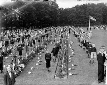 Airbonne-herdenking. Tijdens volkslieden, Bestanddeelnr 903-0036