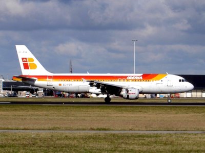 Airbus A320-211 Iberia landing at Schiphol