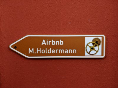 Airbnb-Schild in Tübingen