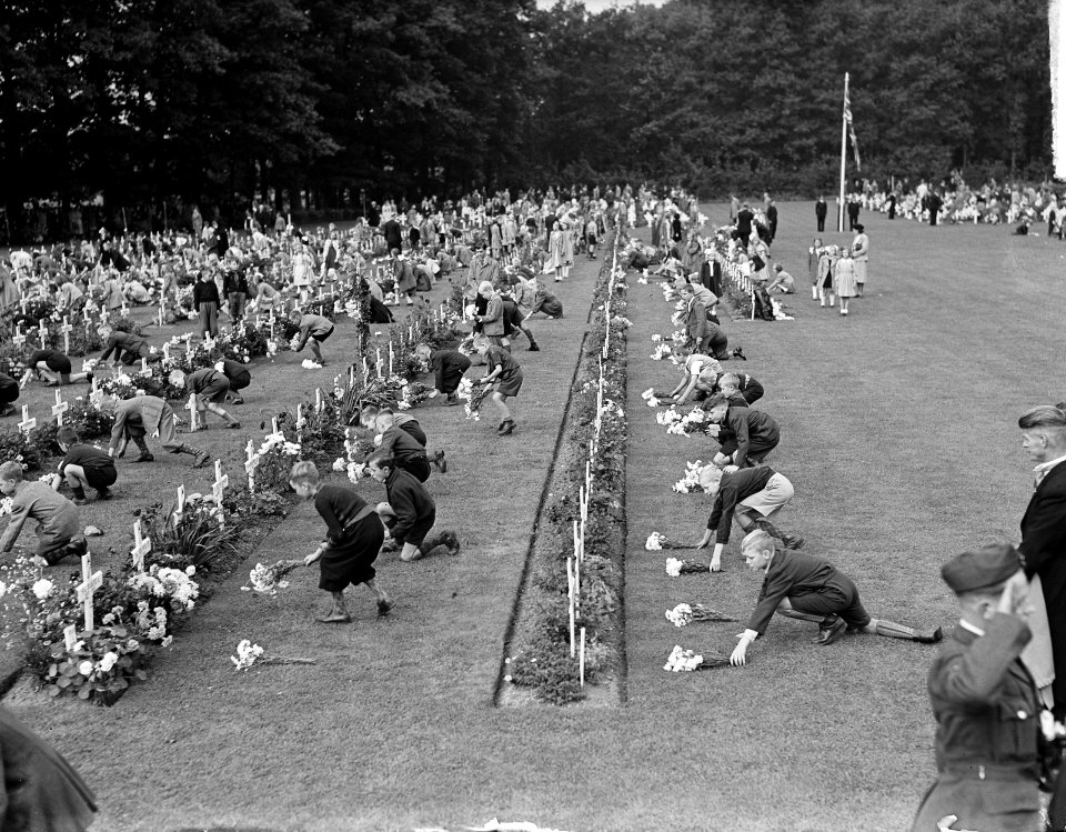 Airbonne-herdenking. Overzicht. Jeugd legt bloemen, Bestanddeelnr 903-0034