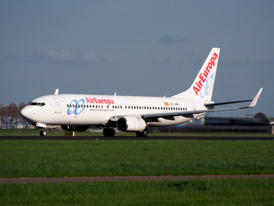Air Europa EC-JBK Boeing 737 Next Gen takeoff from Polderbaan, Schiphol (AMS - EHAM) at sunset, pic1