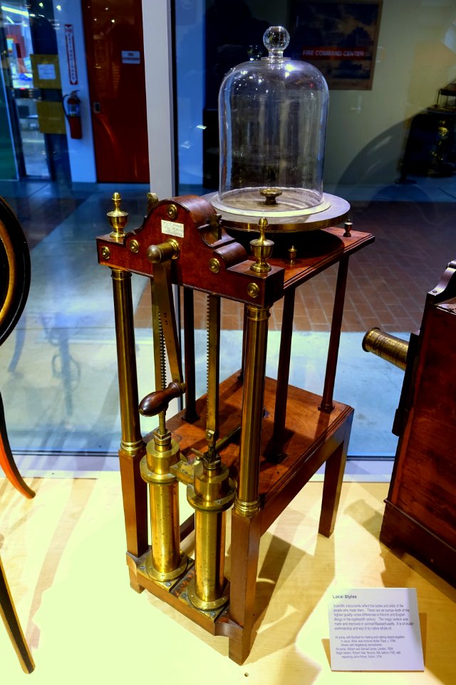 Air pump by William and Samuel Jones, London, 1804 - Putnam Gallery - Harvard University - DSC07935