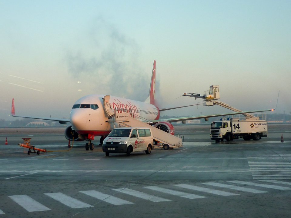 AirBerlin Boeing737-86J D-ABKHdeicingTXL-4