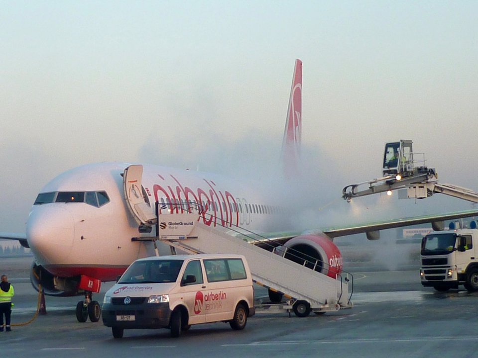 AirBerlin Boeing737-86J D-ABKHdeicingTXL-1