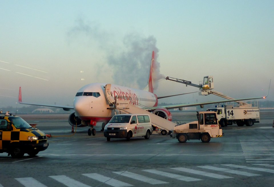 AirBerlin Boeing737-86J D-ABKHdeicingTXL-3