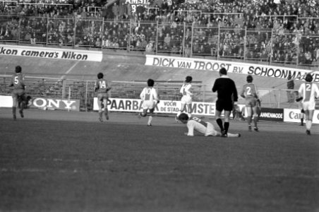 Ajax tegen PSV 1-4, scheidsrechter Keizer sloeg per ongel Zuidema in gezicht, Bestanddeelnr 929-4689