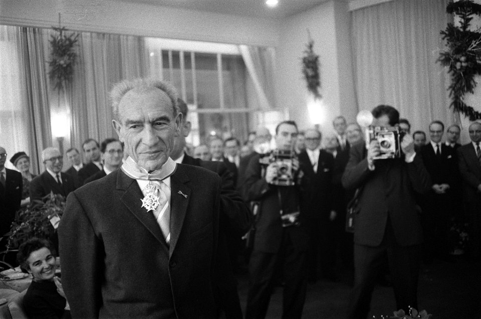 Afscheidsreceptie van de voorzitter van het college van rijksbemiddelaars mr J, Bestanddeelnr 911-9230