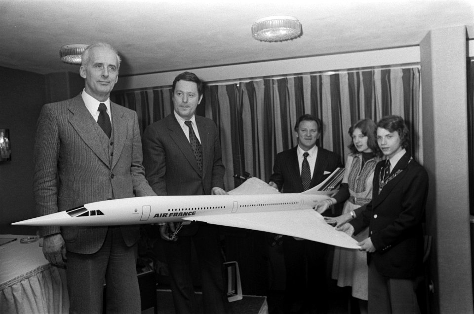 Air France schenkt model Concorde aan Madurodam vlnr gezagvoerder van Conco, Bestanddeelnr 928-3822
