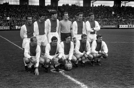 Ajax tegen GVAV 0-1, elftal Ajax, boven v.l.n.r. Muller, Suurbier, Hulshoff, Bal, Bestanddeelnr 920-2567