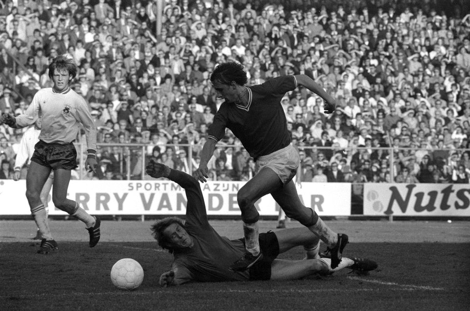 Ajax tegen Go Ahead Eagles 4-1, J Cruyff gaat keeper Zoghel voorbij, Bestanddeelnr 925-0722