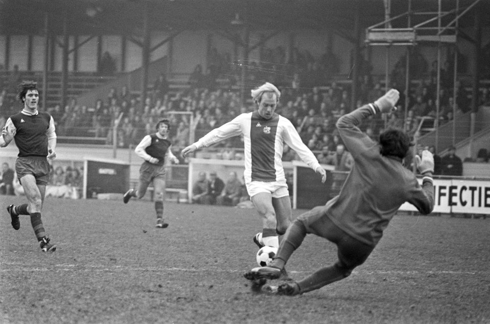 Ajax tegen Haarlem, vriendschappelijke wedstrijd Brokamp in duel met keeper Boe, Bestanddeelnr 928-4068