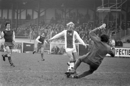 Ajax tegen Haarlem, vriendschappelijke wedstrijd Brokamp in duel met keeper Boe, Bestanddeelnr 928-4068