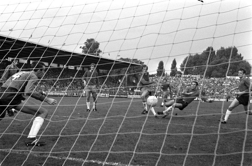 Ajax tegen NEC 2-1, Nico Rijnders (l) scoort (Ajax) Donners is te laat, Bestanddeelnr 922-7476