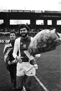 Ajax tegen NEC 2-1 Barry Hulshof in de bloemen, Bestanddeelnr 928-9343