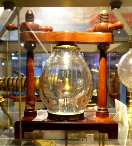 Air pump receiver with bell, held in wooden press, Benjamin Martin, London, c. 1766 - Putnam Gallery - Harvard University - DSC07989