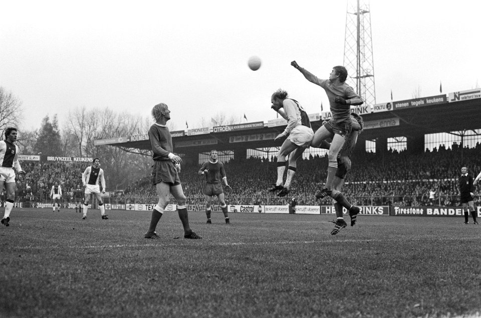Ajax tegen NEC 6-3 Geels in duel met doelman Schellekens, Bestanddeelnr 928-2734