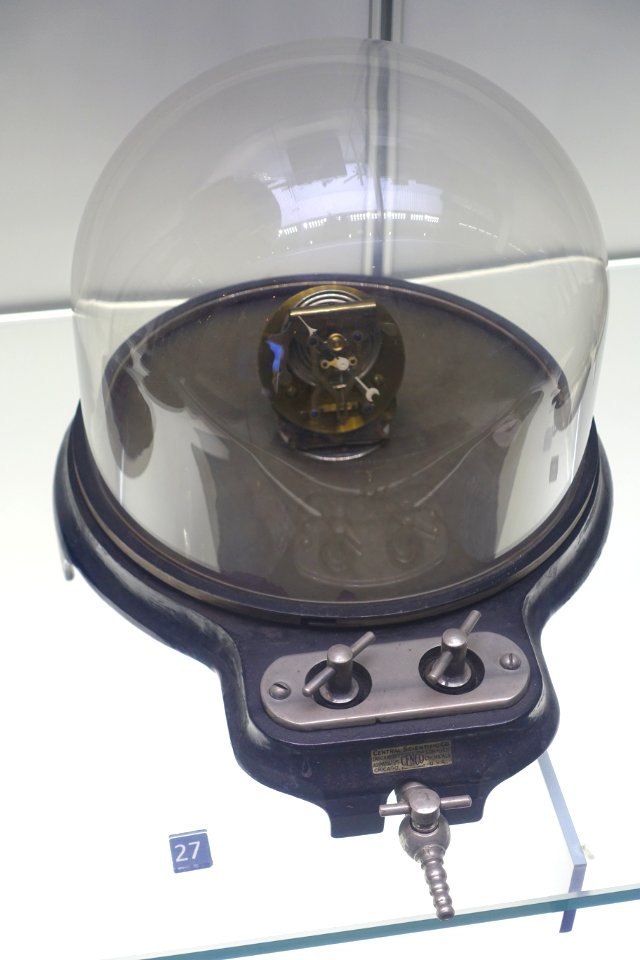 Air pressure demo, Central Scientific Company, Chicago, c. 1875 - Museum of Science and Industry (Chicago) - DSC06389