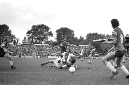 Ajax tegen Groningen 3-0, Johan Neeskens (midden) in actie met achter hem Piet …, Bestanddeelnr 925-9037