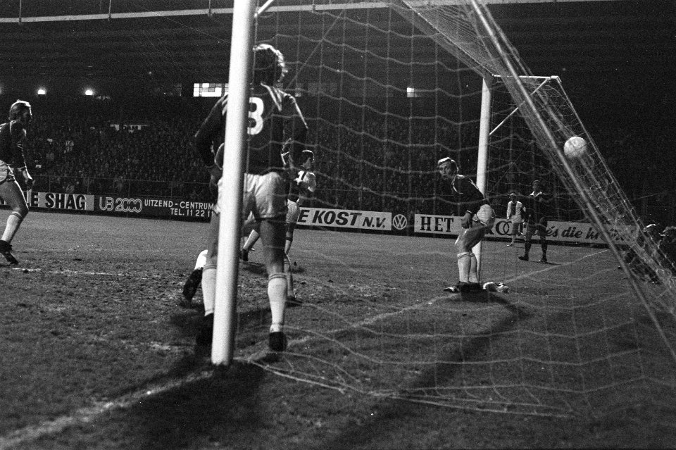 Ajax tegen Groningen 7-0, Cruijff scoort het eerste doelpunt, Bestanddeelnr 925-4284