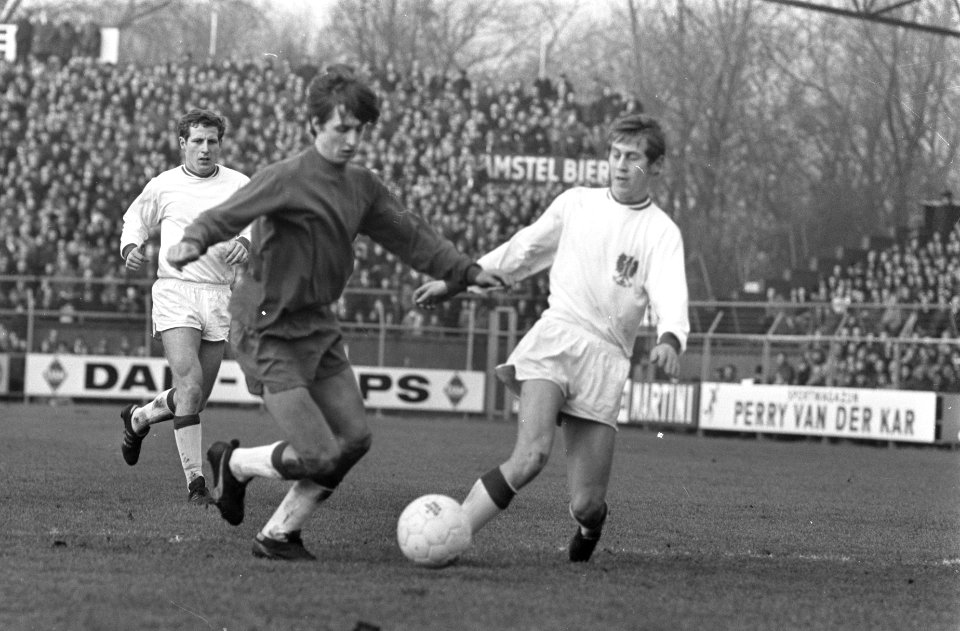 Ajax tegen Go Ahead 4-3 Cruijff in duel met Somer (rechts, Bestanddeelnr 921-9914