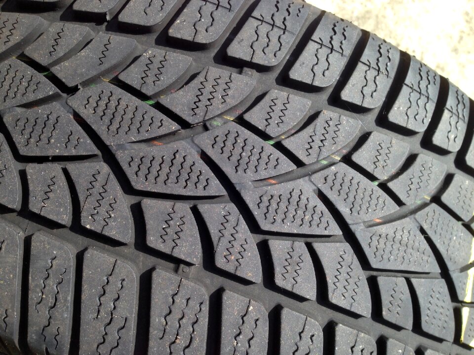 Winter tyre profile tread