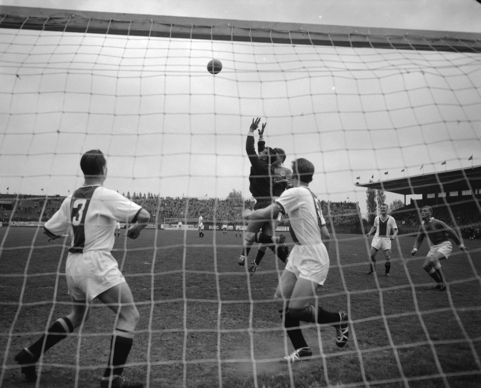 Ajax tegen GVAV 3-2, vlnr Pieters Graafland (Ajax) , Lacroix(GVAV), Geelhuyz, Bestanddeelnr 909-5651