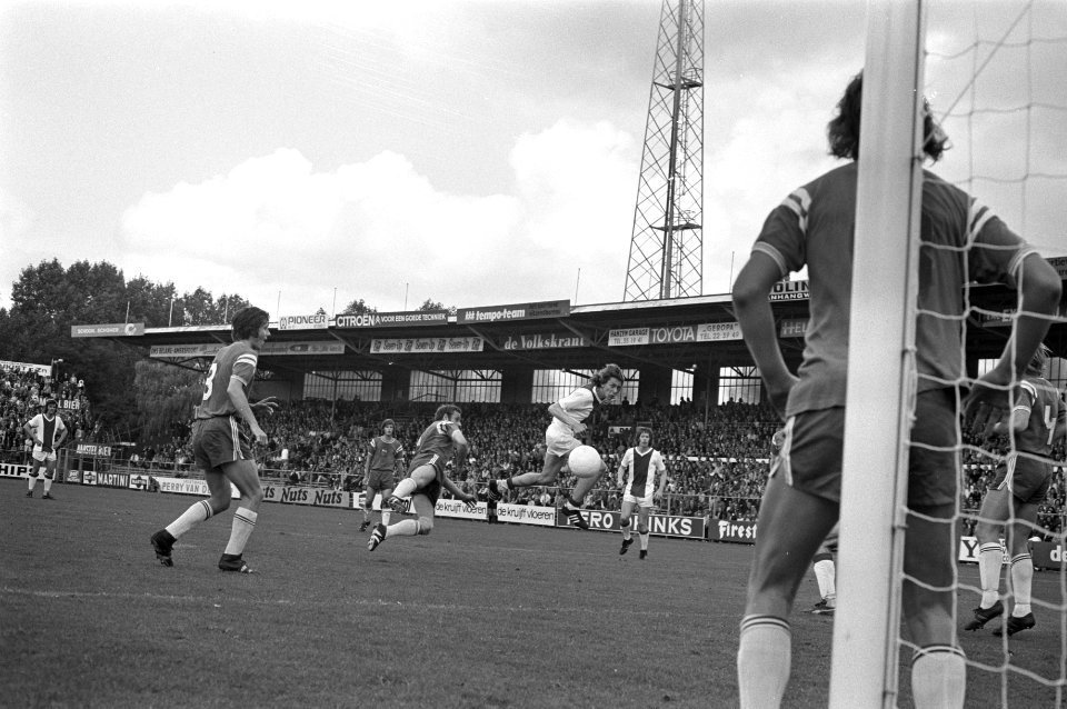 Ajax tegen Groningen 3-0, Arnold Mühren (midden, springend) in actie, Bestanddeelnr 925-9036