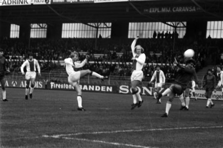 Ajax tegen Haarlem 1-1, Dick Schoenaker schiet op doel, midden Geels, Bestanddeelnr 929-4874