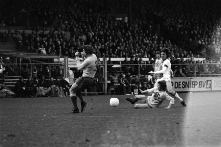 Ajax tegen NEC 2-1 Ruud Krol in duel met Jan Peters, Bestanddeelnr 928-9342