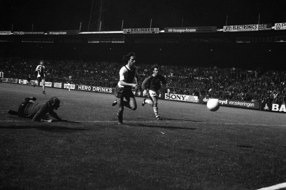 Ajax tegen Go Ahead Eagles 6-0, Cruijff scoort 3-0, Bestanddeelnr 925-8370
