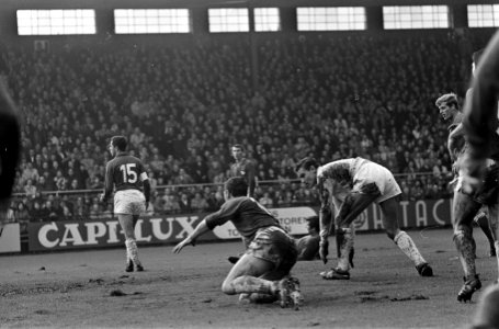 Ajax tegen NEC 9-1. Verwarde situatie NEC-verdediging, Bestanddeelnr 920-8351