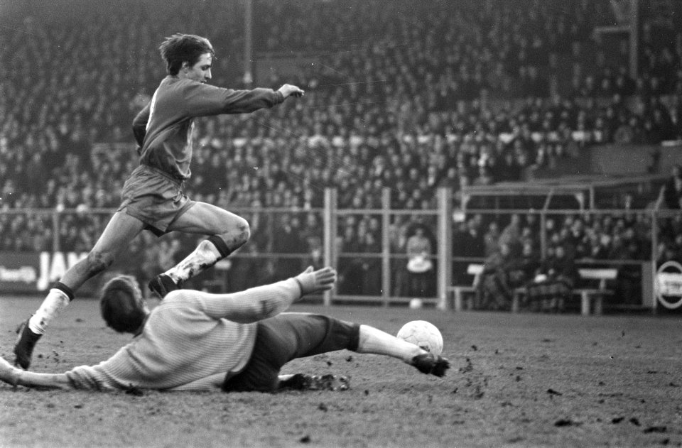 Ajax tegen Go Ahead 4-3 Cruijff in duel met keeper v. Zoghel, Bestanddeelnr 921-9915