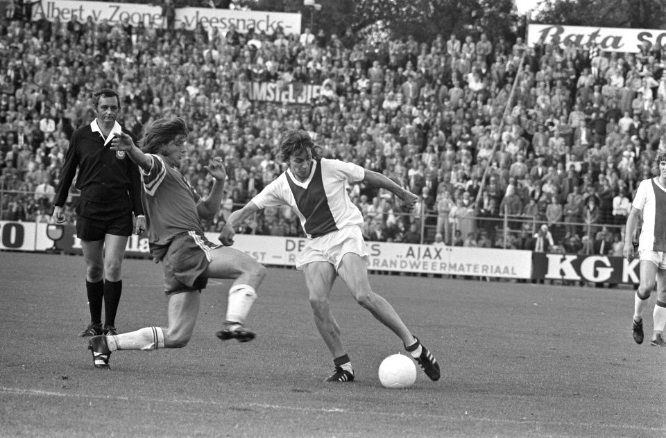 Ajax tegen Groningen 3-0, Arnold Mühren (rechts) in actie negnr 8, Bestanddeelnr 925-9039
