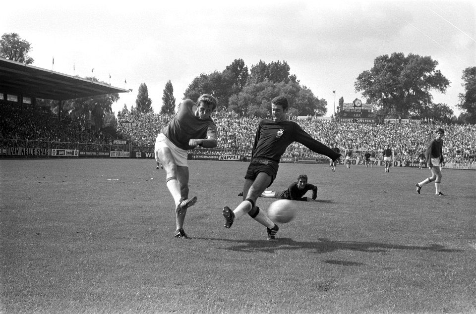 Ajax tegen Go Ahead 2-0, Piet Keizer (l) geeft voorzet rechts Warnas, Bestanddeelnr 922-7123